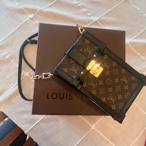 Authentic, like new Louis Vuitton LV Monogram Trunk Pochette Vertical - Picture 3 of 11